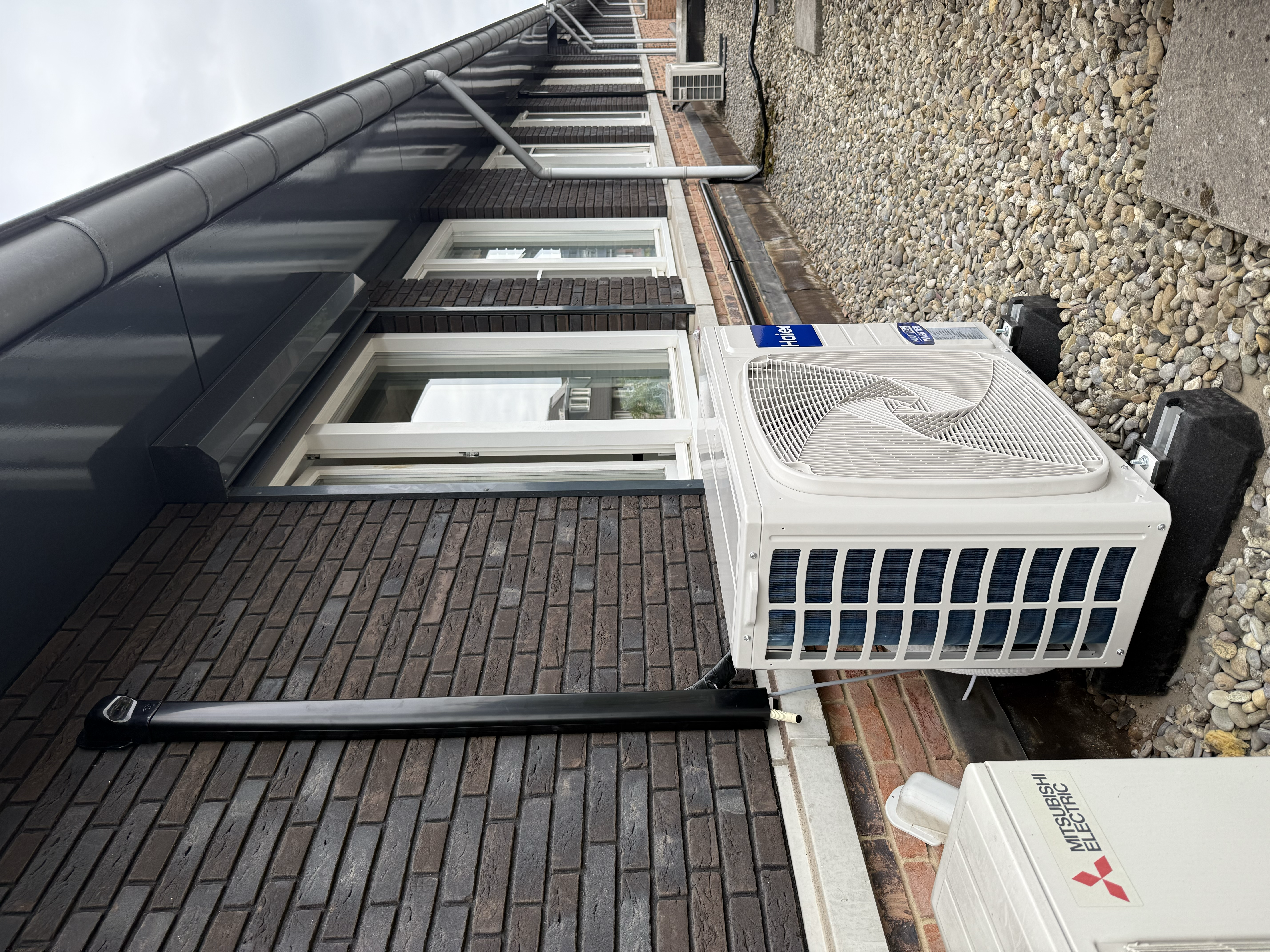 Airco buitenunit langs gevel